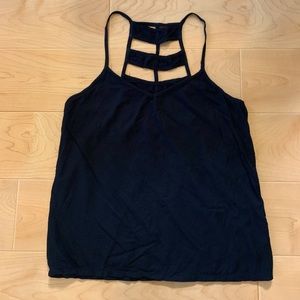 ✨3X HP✨ 🌺 2/$20 RVCA black top with back detail like new